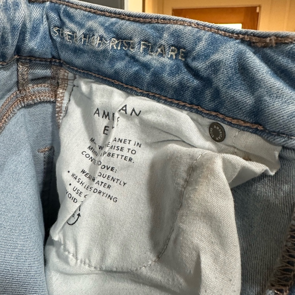 American Eagle Super High Rise Light Blue Distressed Women's Jeans - Picture 6 of 6